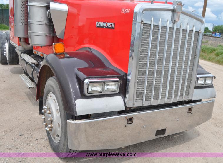 image for item G7405 1999 Kenworth W900 semi truck