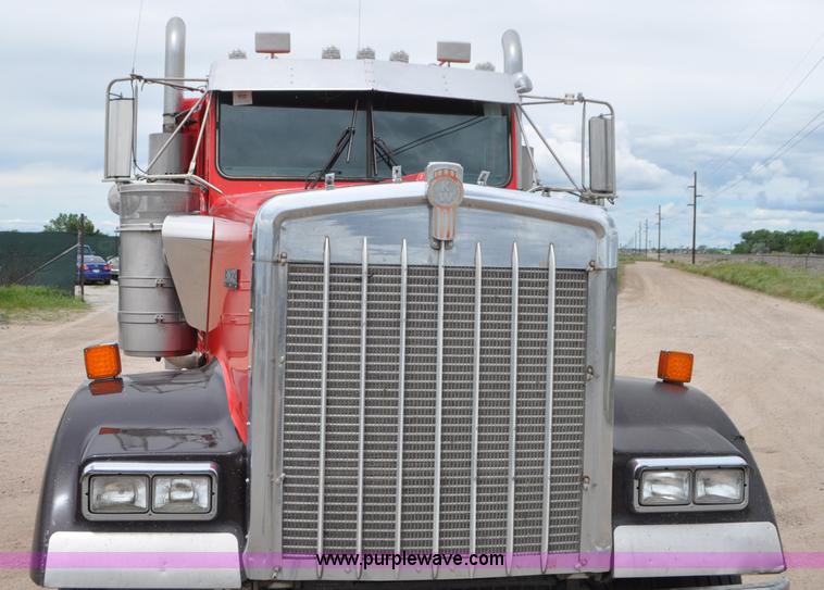 image for item G7405 1999 Kenworth W900 semi truck