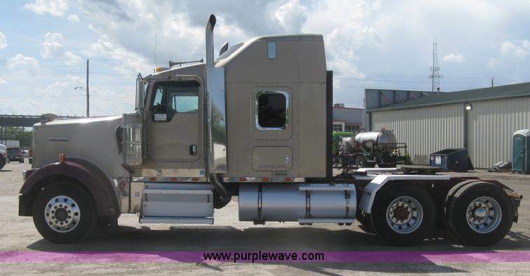 image for item J2781 2004 Kenworth W900 semi truck