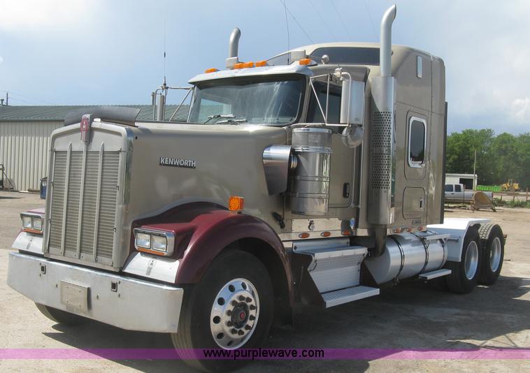 image for item J2781 2004 Kenworth W900 semi truck