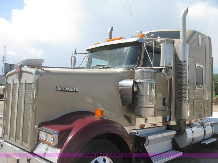 image for item J2781 2004 Kenworth W900 semi truck