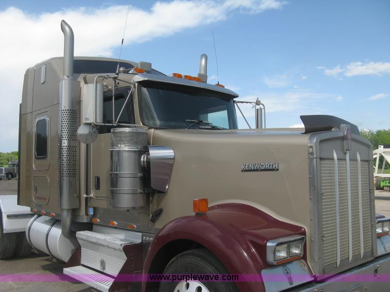 image for item J2781 2004 Kenworth W900 semi truck
