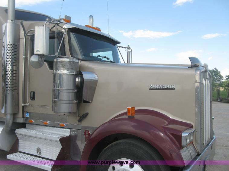 image for item J2781 2004 Kenworth W900 semi truck