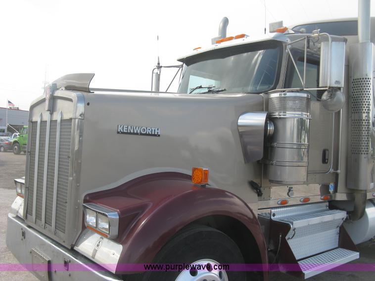 image for item J2781 2004 Kenworth W900 semi truck