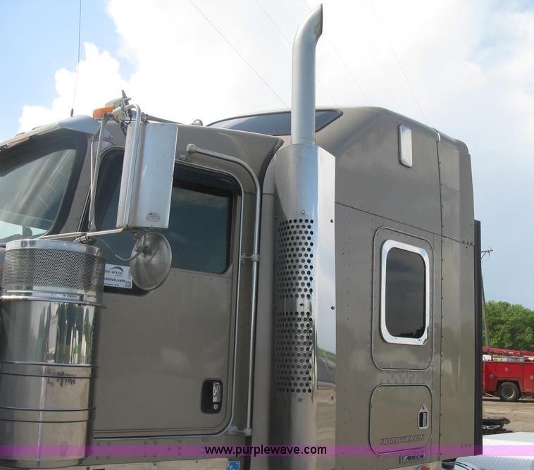 image for item J2781 2004 Kenworth W900 semi truck
