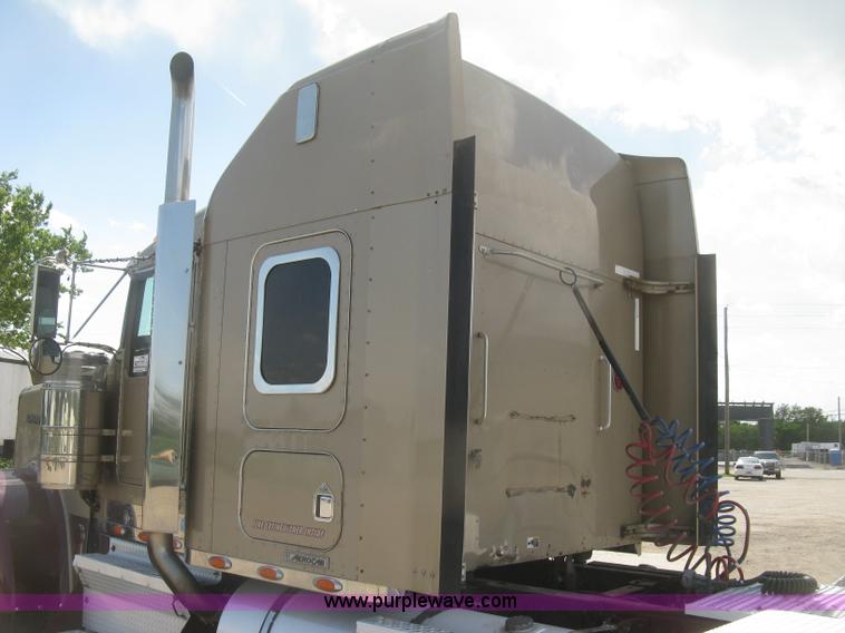 image for item J2781 2004 Kenworth W900 semi truck