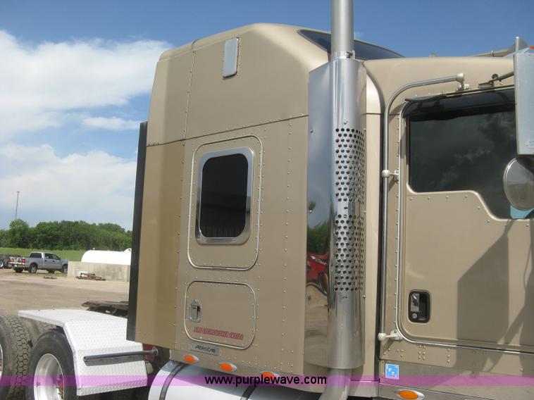image for item J2781 2004 Kenworth W900 semi truck
