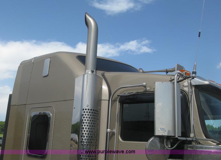 image for item J2781 2004 Kenworth W900 semi truck