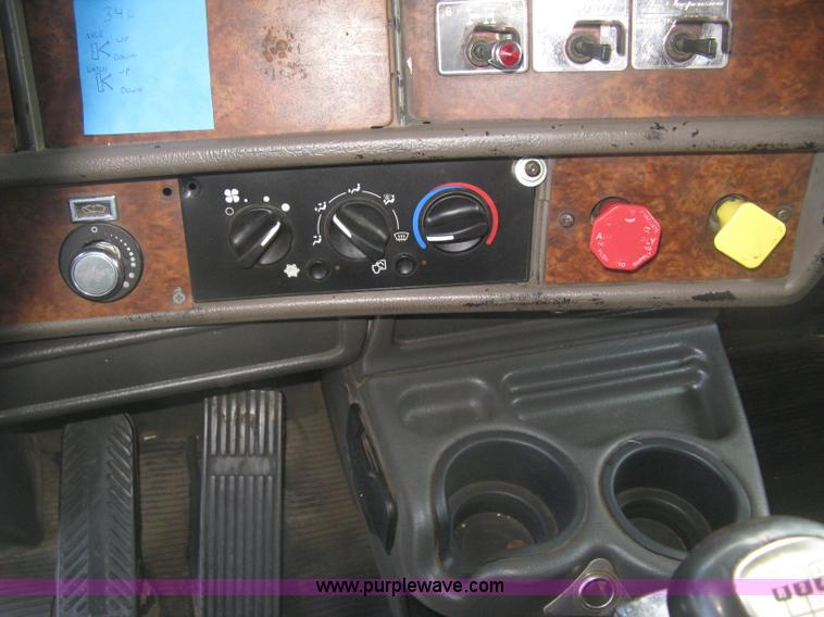 image for item J2781 2004 Kenworth W900 semi truck