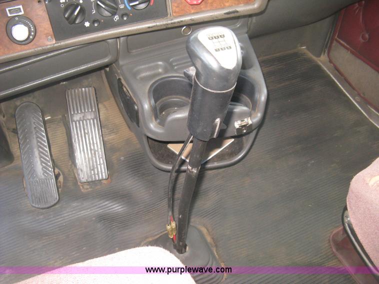 image for item J2781 2004 Kenworth W900 semi truck