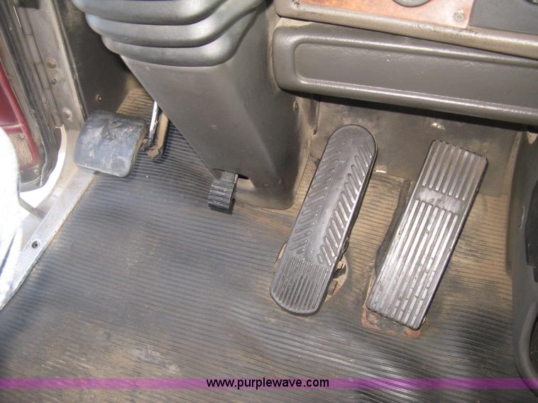 image for item J2781 2004 Kenworth W900 semi truck