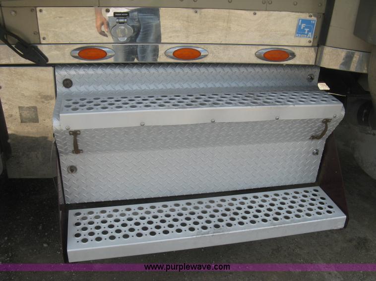 image for item J2781 2004 Kenworth W900 semi truck