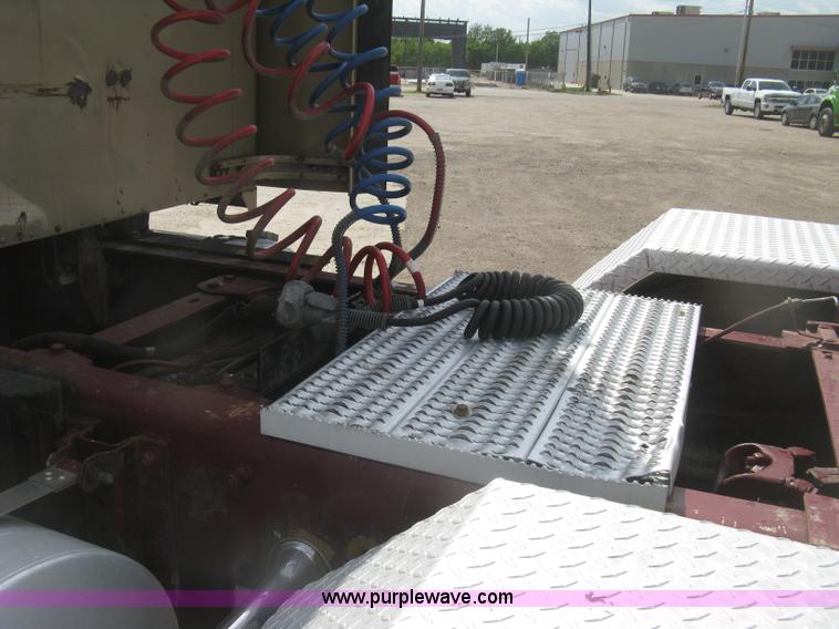 image for item J2781 2004 Kenworth W900 semi truck