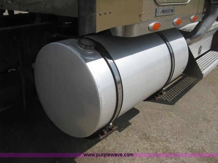 image for item J2781 2004 Kenworth W900 semi truck