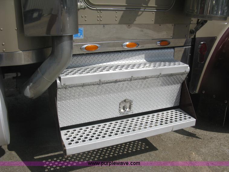 image for item J2781 2004 Kenworth W900 semi truck