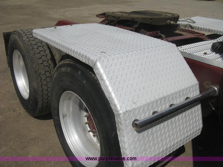 image for item J2781 2004 Kenworth W900 semi truck