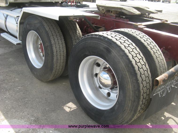 image for item J2781 2004 Kenworth W900 semi truck