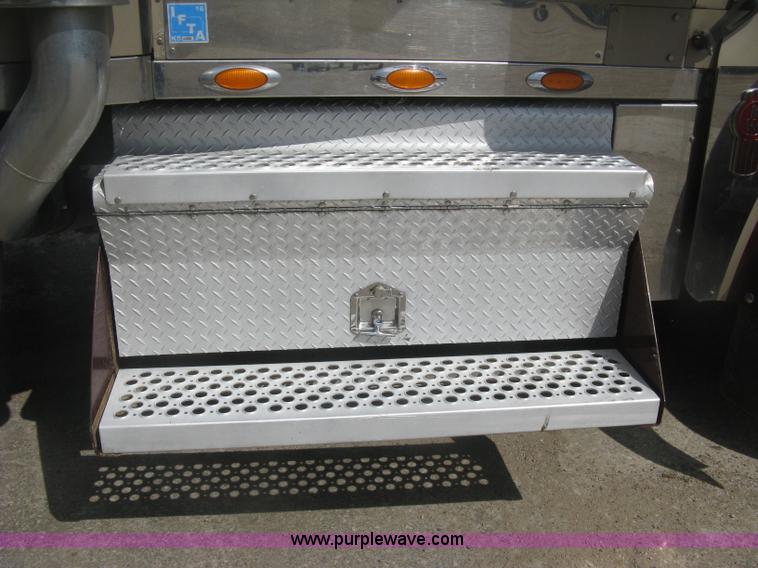 image for item J2781 2004 Kenworth W900 semi truck