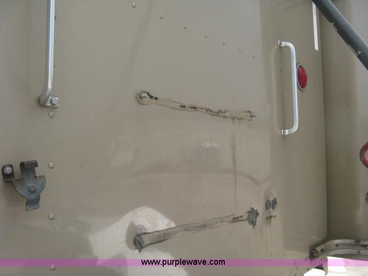 image for item J2781 2004 Kenworth W900 semi truck