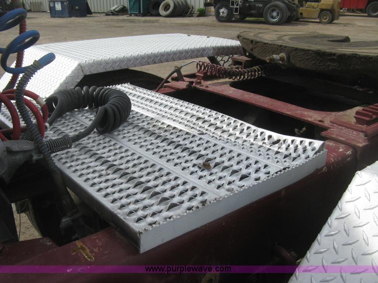 image for item J2781 2004 Kenworth W900 semi truck