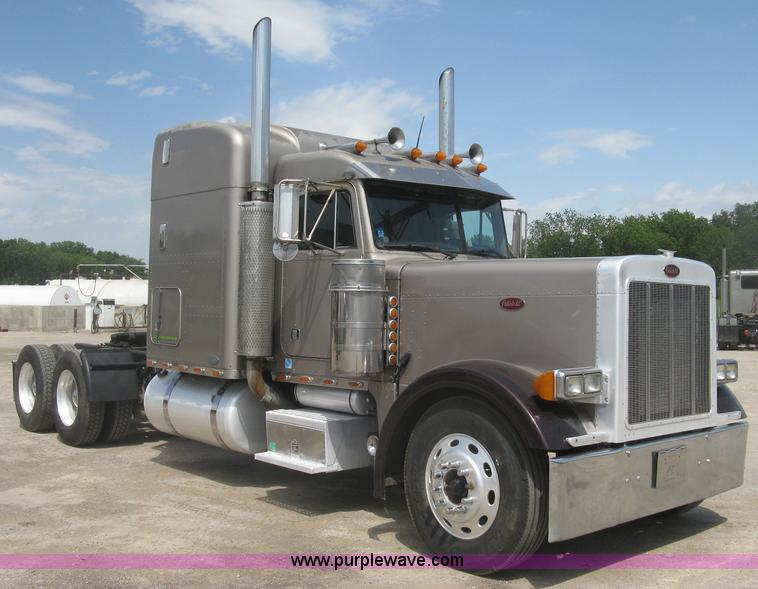 image for item J2782 2001 Peterbilt 379 semi truck