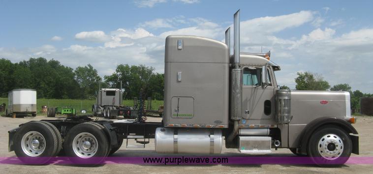 image for item J2782 2001 Peterbilt 379 semi truck