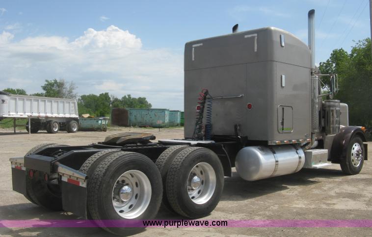 image for item J2782 2001 Peterbilt 379 semi truck