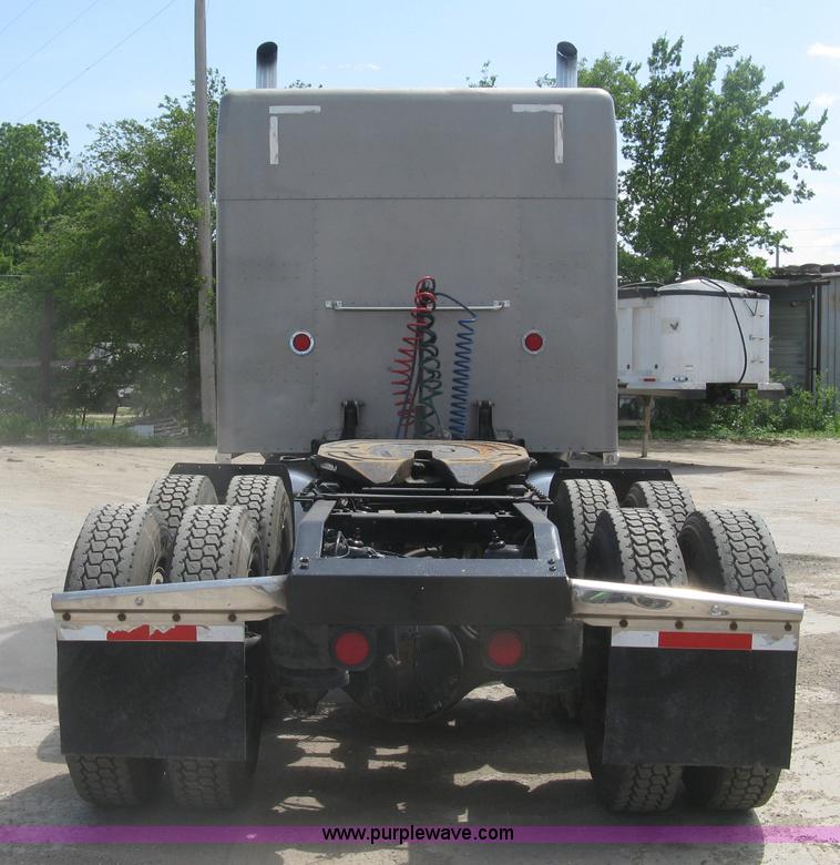 image for item J2782 2001 Peterbilt 379 semi truck