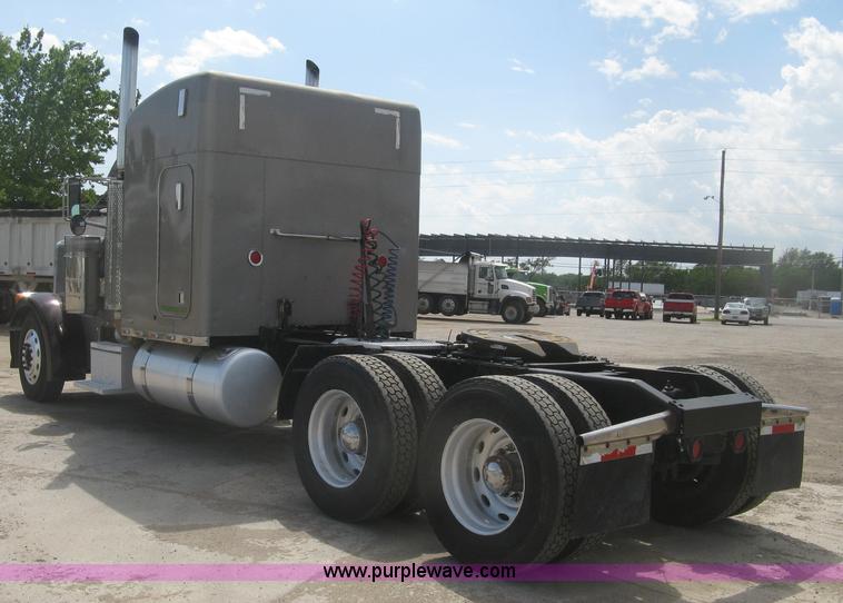 image for item J2782 2001 Peterbilt 379 semi truck