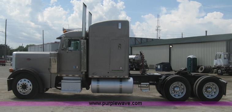 image for item J2782 2001 Peterbilt 379 semi truck