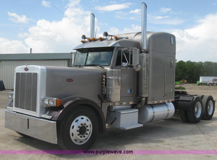 image for item J2782 2001 Peterbilt 379 semi truck