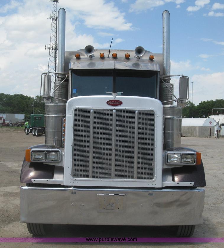 image for item J2782 2001 Peterbilt 379 semi truck