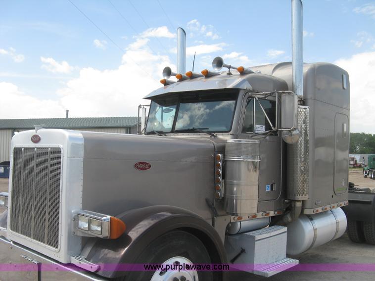 image for item J2782 2001 Peterbilt 379 semi truck