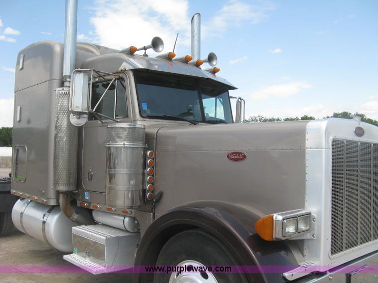 image for item J2782 2001 Peterbilt 379 semi truck