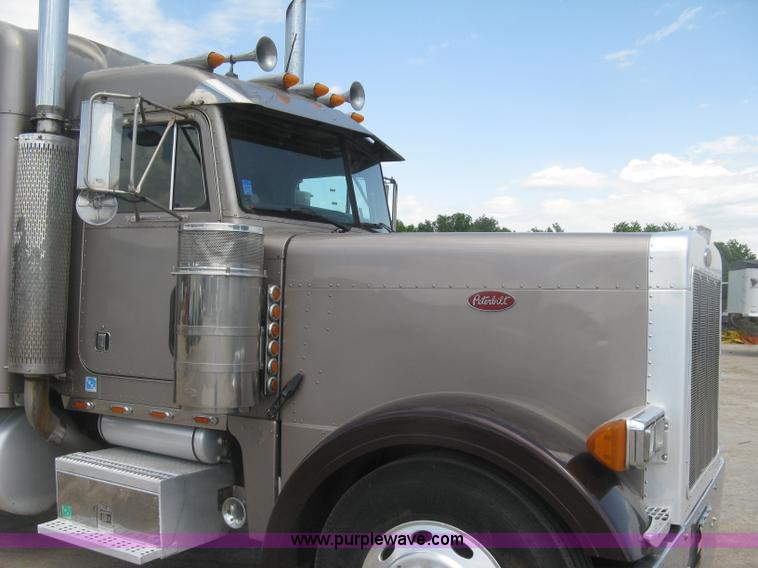 image for item J2782 2001 Peterbilt 379 semi truck