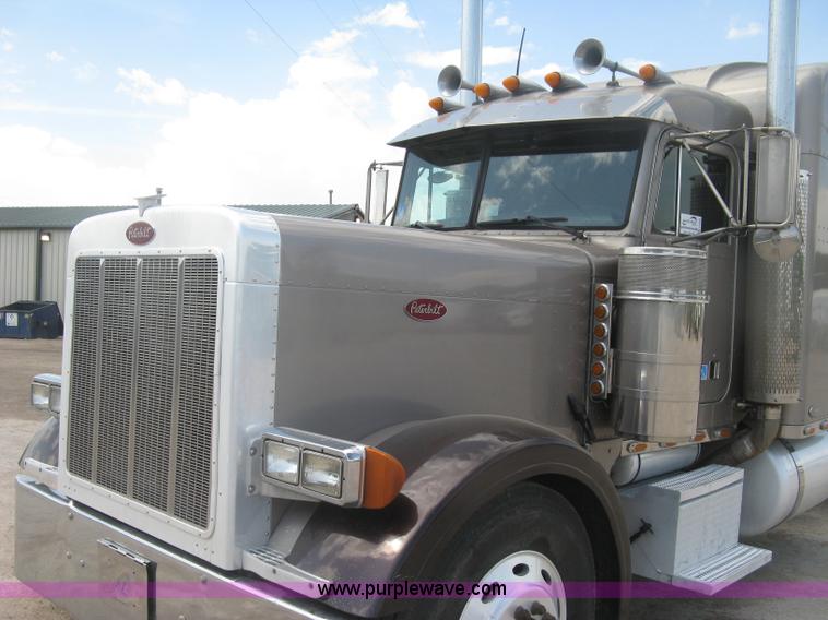 image for item J2782 2001 Peterbilt 379 semi truck