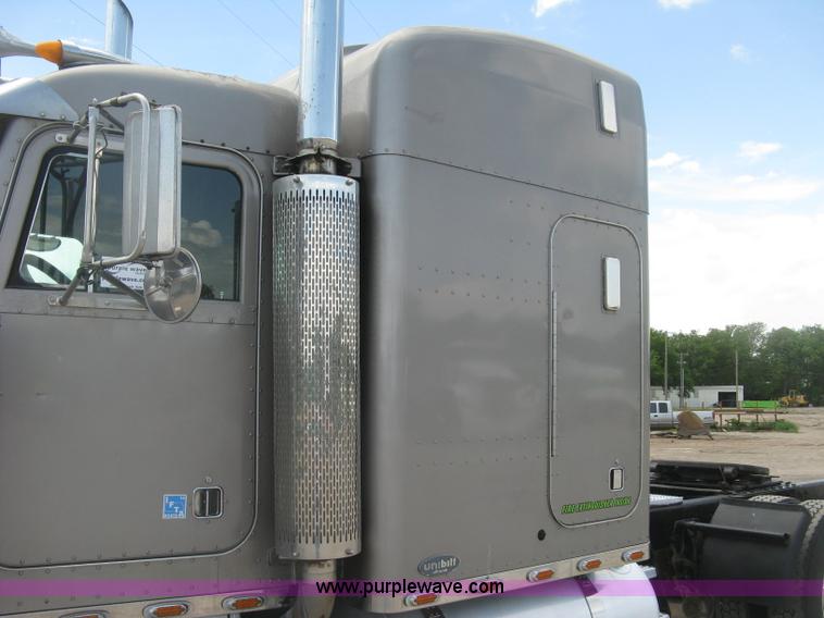 image for item J2782 2001 Peterbilt 379 semi truck