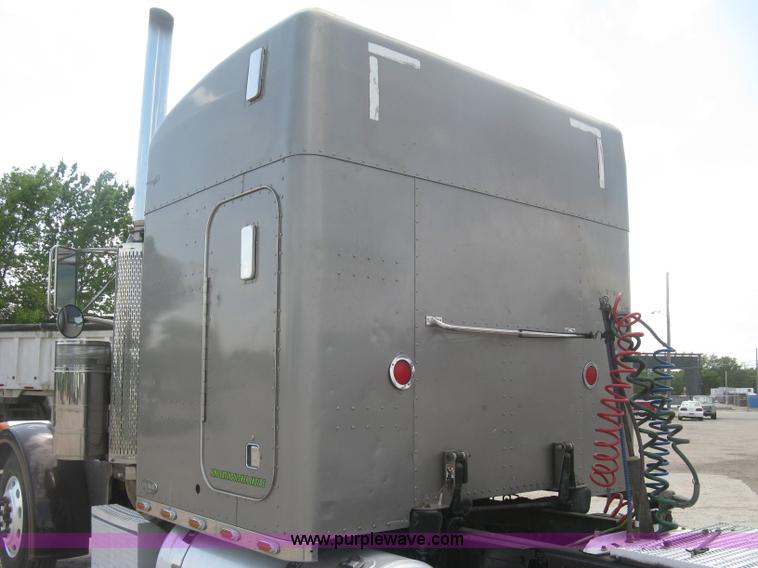 image for item J2782 2001 Peterbilt 379 semi truck