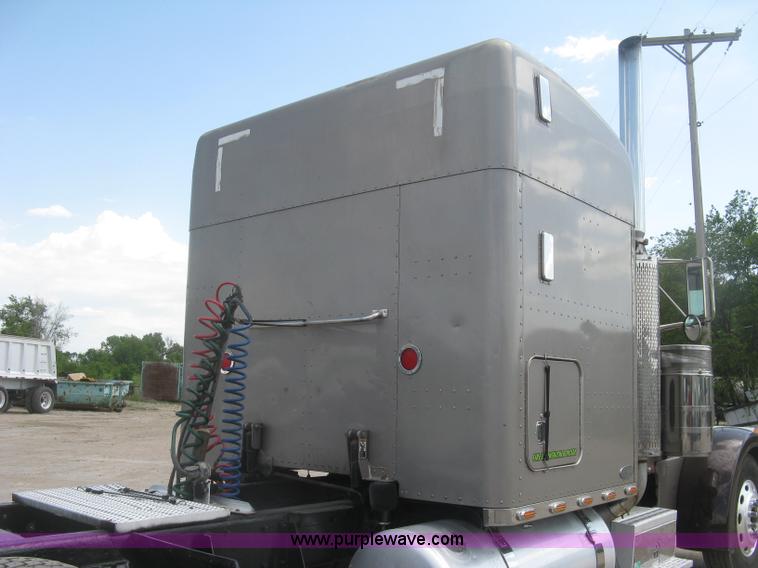 image for item J2782 2001 Peterbilt 379 semi truck