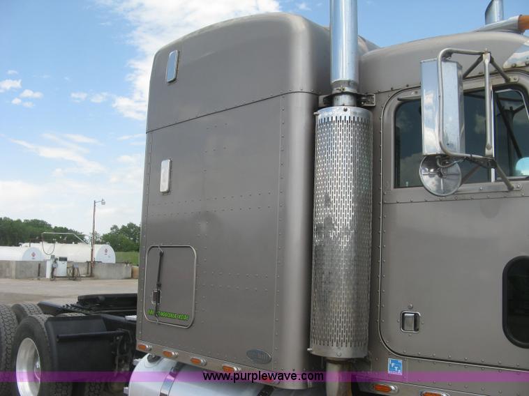 image for item J2782 2001 Peterbilt 379 semi truck