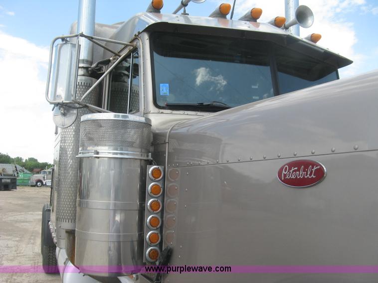 image for item J2782 2001 Peterbilt 379 semi truck