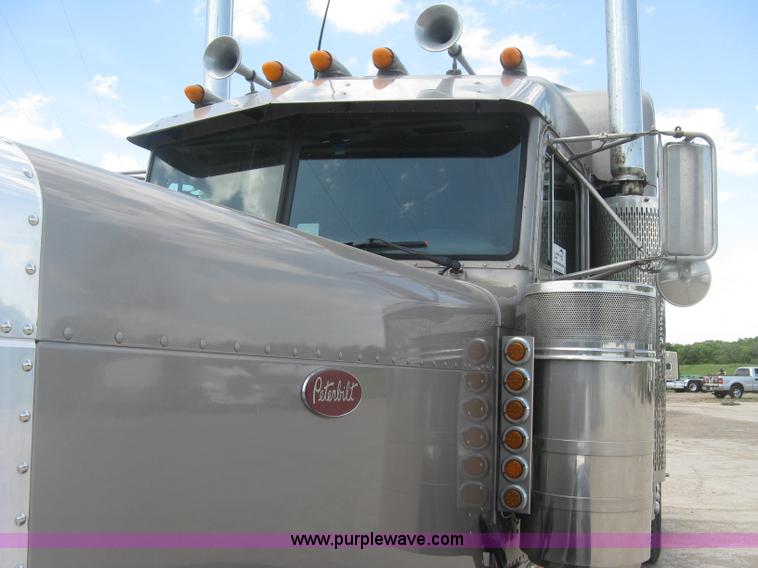 image for item J2782 2001 Peterbilt 379 semi truck