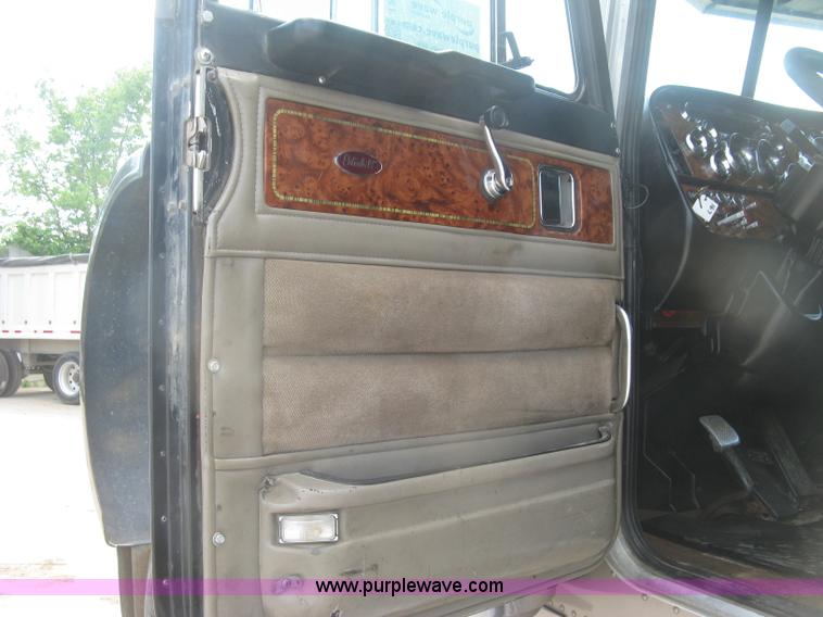 image for item J2782 2001 Peterbilt 379 semi truck