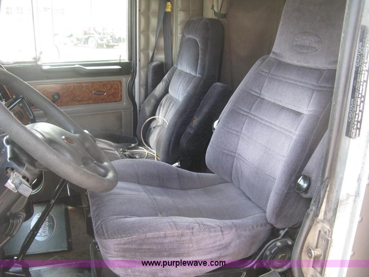 image for item J2782 2001 Peterbilt 379 semi truck