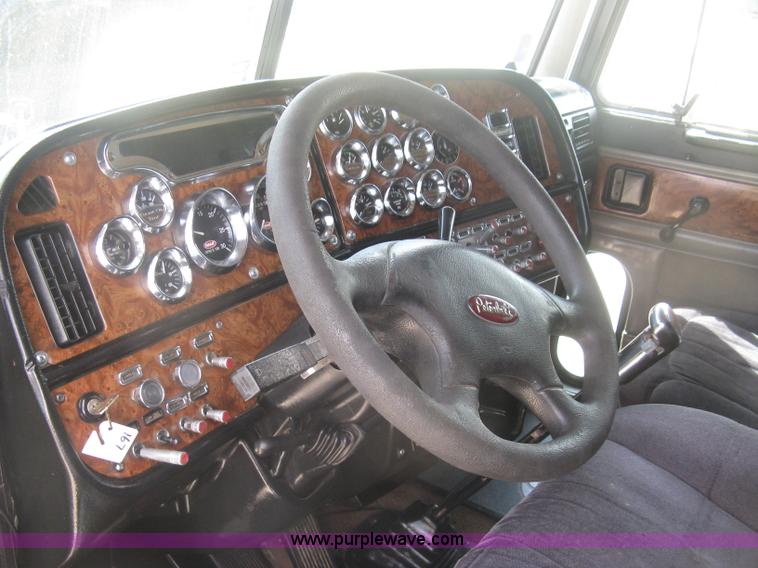 image for item J2782 2001 Peterbilt 379 semi truck