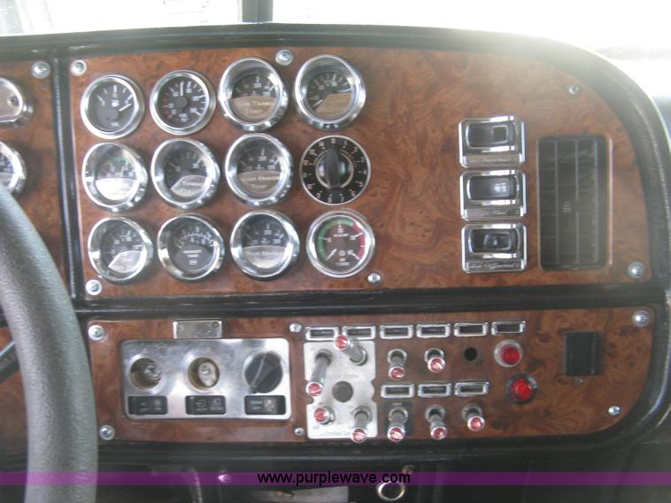 image for item J2782 2001 Peterbilt 379 semi truck