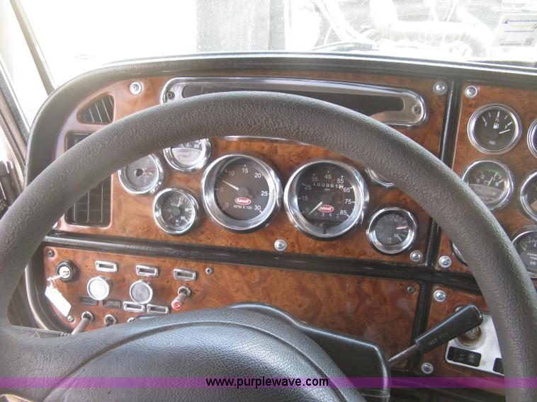 image for item J2782 2001 Peterbilt 379 semi truck