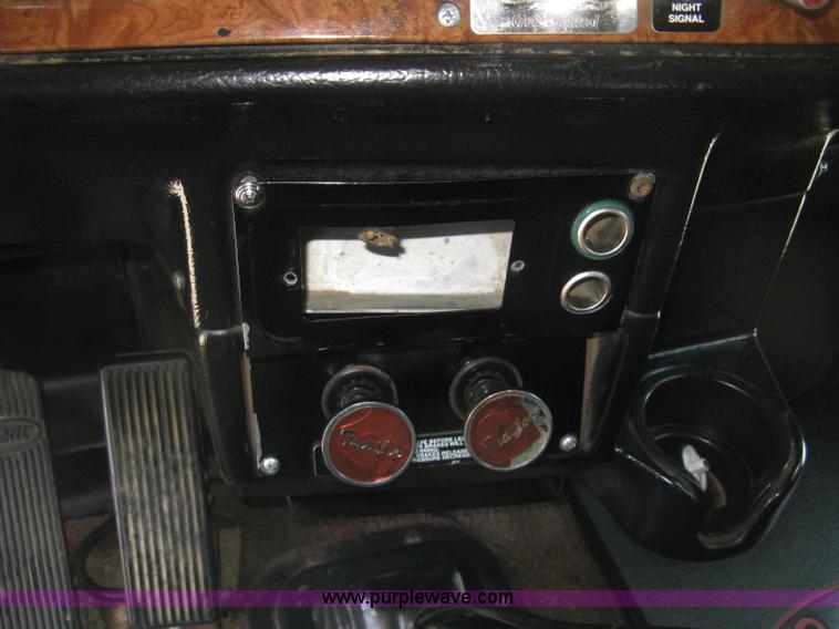 image for item J2782 2001 Peterbilt 379 semi truck