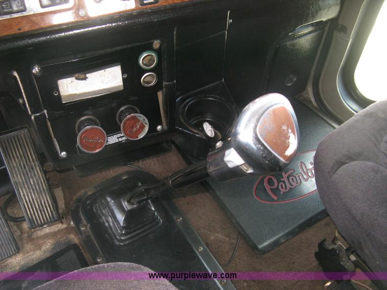 image for item J2782 2001 Peterbilt 379 semi truck