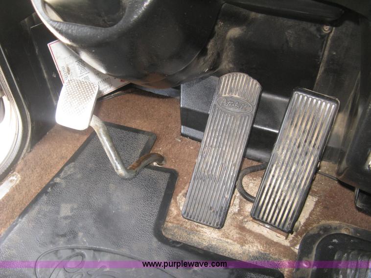 image for item J2782 2001 Peterbilt 379 semi truck